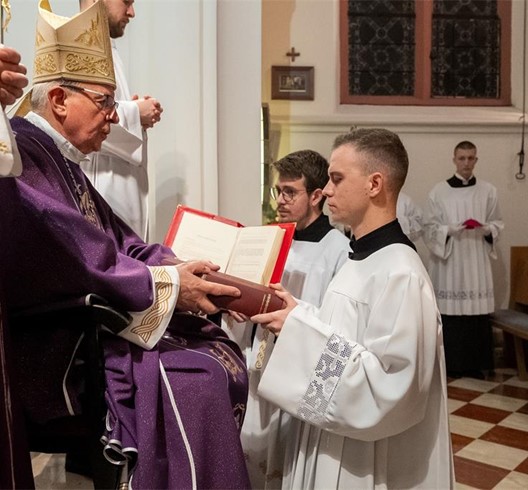 Podjela službi lektorata i akolitata u Nadbiskupskom bogoslovnom sjemeništu